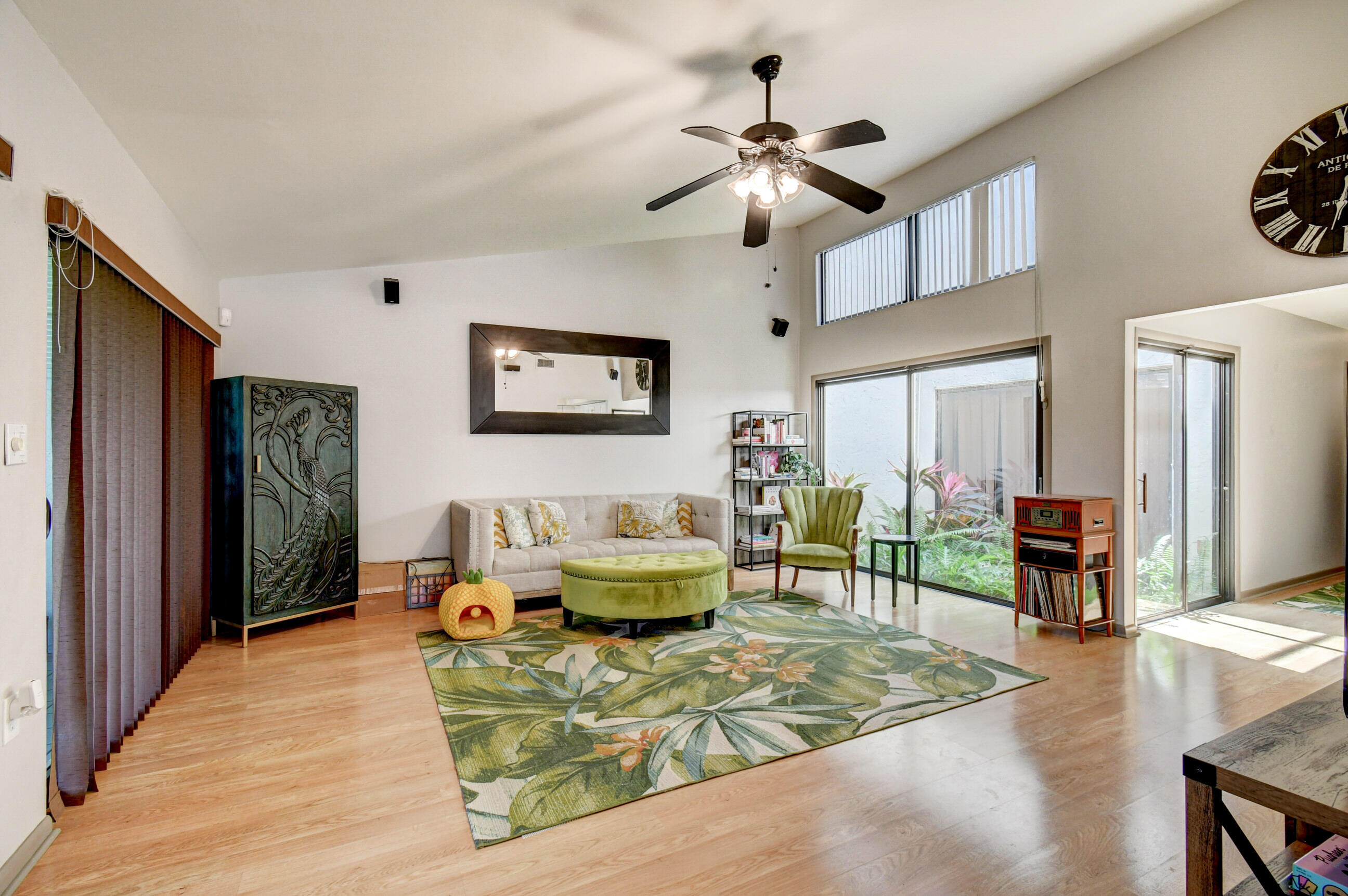 533 Southwest 29th Avenue Delray Beach, FL 33445 - Photo 7 of 32 Living Room/Atrium