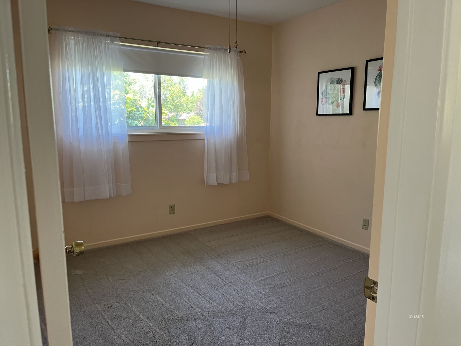 3012 Mesquite Road Bishop, CA 93514 - Photo 17 of 26 an empty room with a window