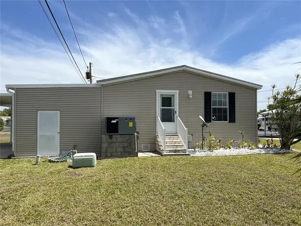a view of a house with backyard