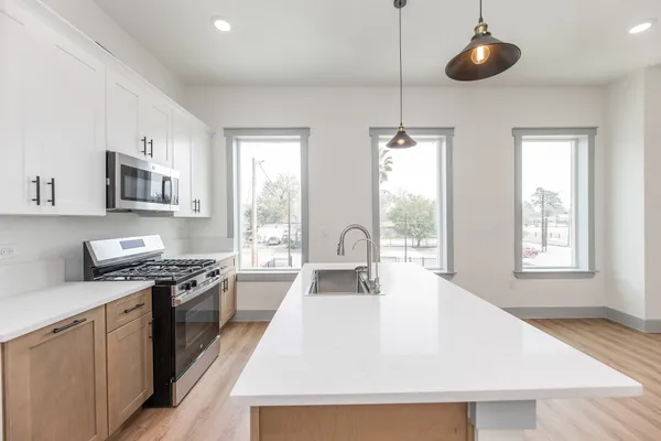 $1,750 | 704 South 1st Street, Conroe, TX 77301