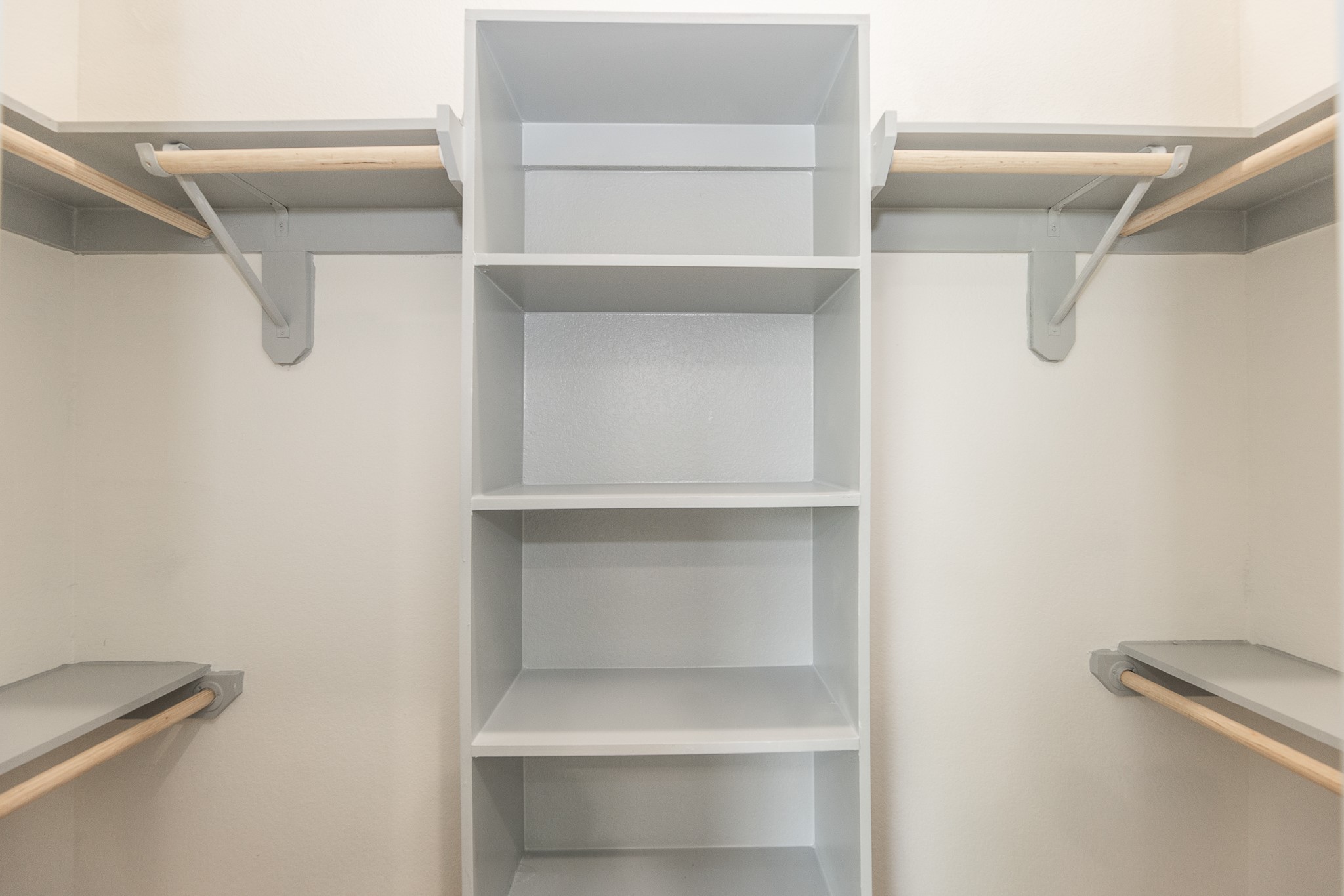 704 South 1st Street, Unit B2 Conroe, TX 77301 - Photo 11 of 26 Walk-in closet