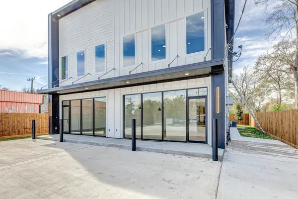 $1,750 | 704 South 1st Street, Conroe, TX 77301