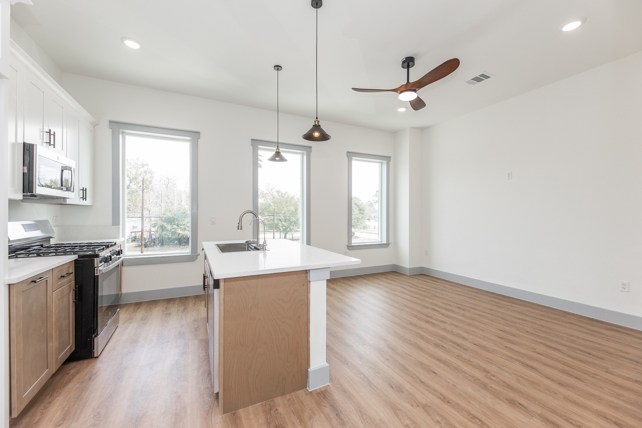 704 South 1st Street, Unit B2 Conroe, TX 77301 - Photo 2 of 26