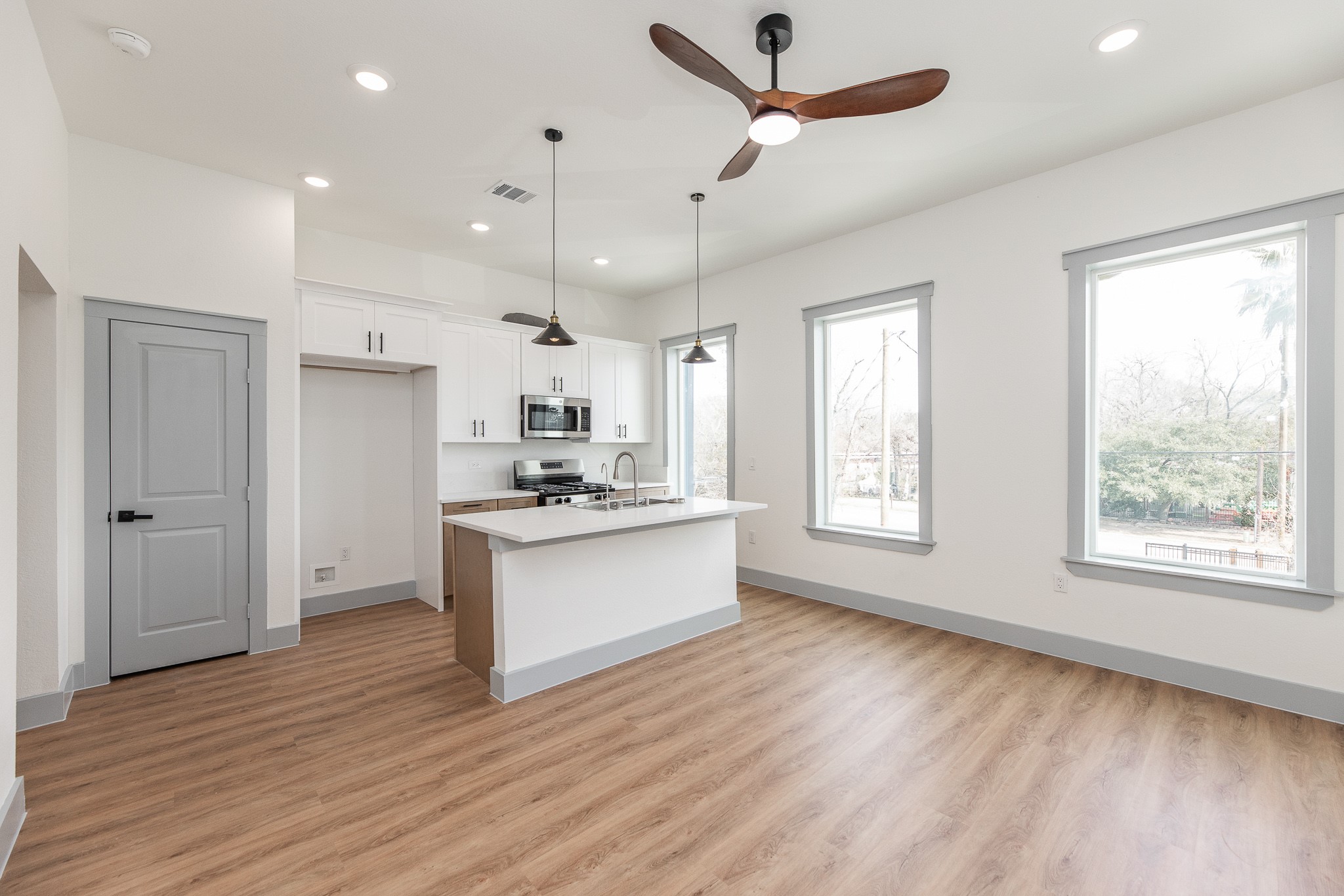 704 South 1st Street, Unit B2 Conroe, TX 77301 - Photo 3 of 26