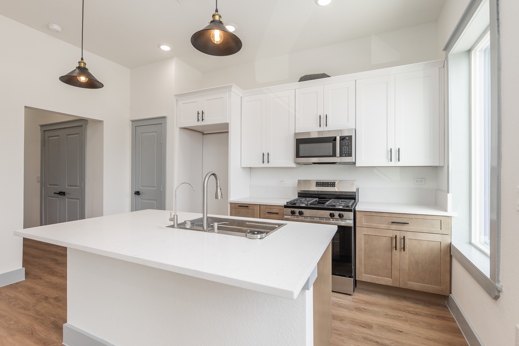 704 South 1st Street, Unit B2 Conroe, TX 77301 - Photo 4 of 26