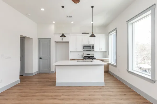$1,750 | 704 South 1st Street, Conroe, TX 77301