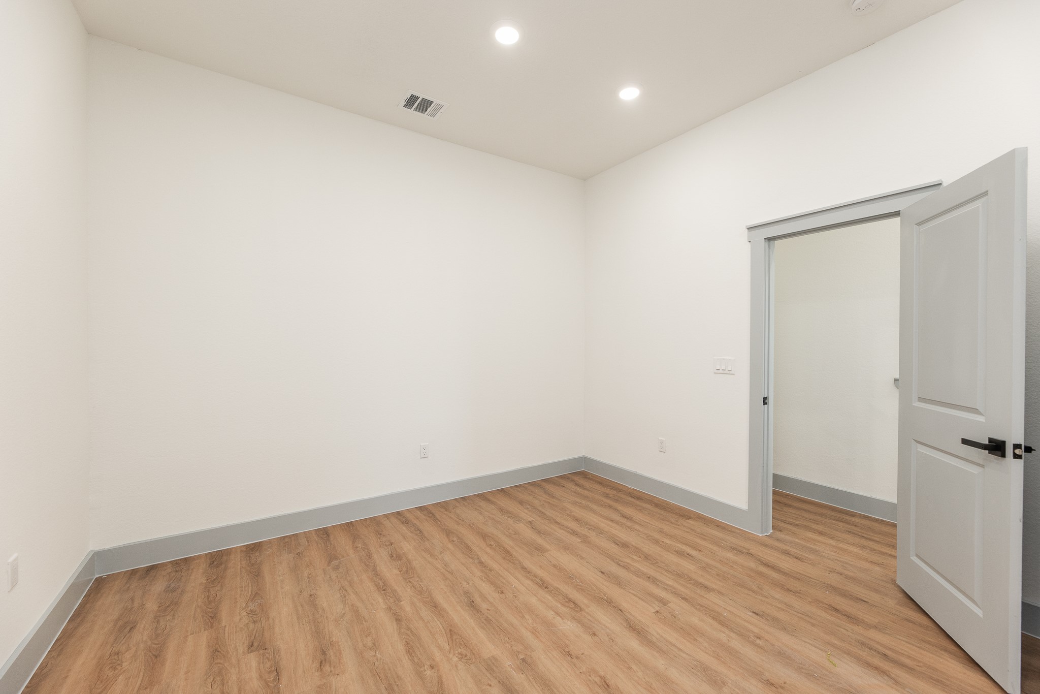 704 South 1st Street, Unit B2 Conroe, TX 77301 - Photo 9 of 26