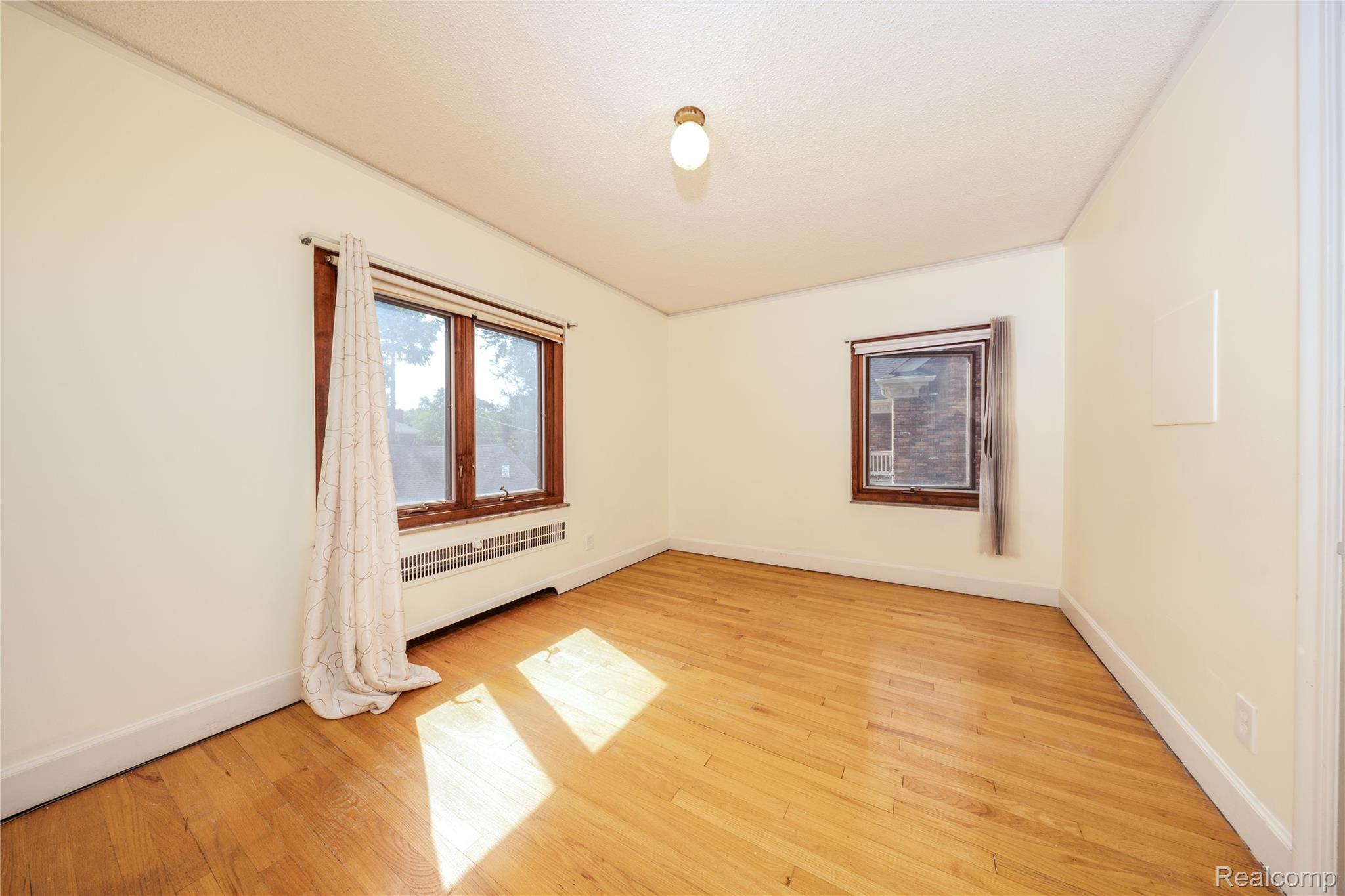 16580 Westmoreland Road Detroit, MI 48219 - Photo 17 of 37 SE bedroom 16580 Westmoreland.jpg