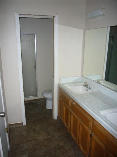 20392 Del Mar Road Madera, CA 93638 - Photo 6 of 10 master bath