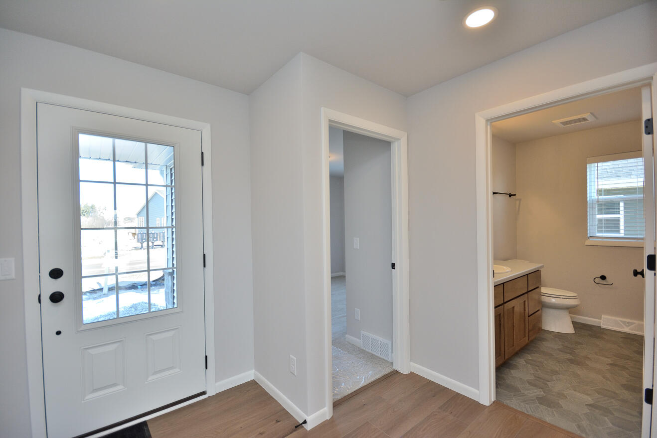 997 Elderberry Road Oconomowoc, WI 53066 - Photo 2 of 26 75 ARWT (2)