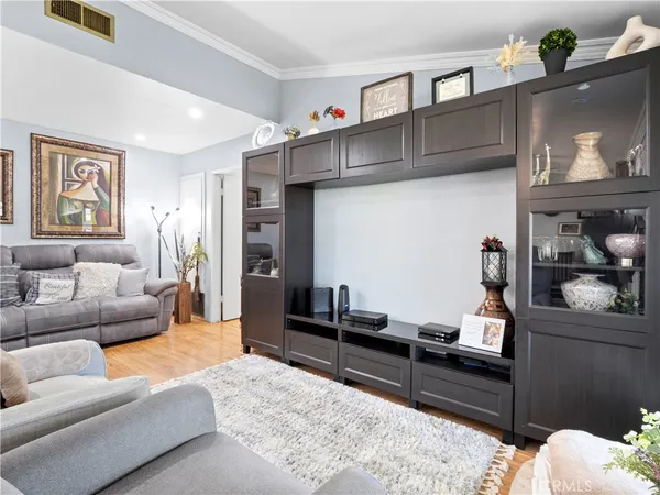 $379,999 | 26835 Avenue Of The Oaks, Unit B, Santa Clarita, CA 91350