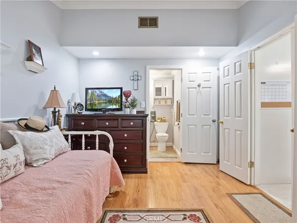 $379,999 | 26835 Avenue Of The Oaks, Unit B, Santa Clarita, CA 91350