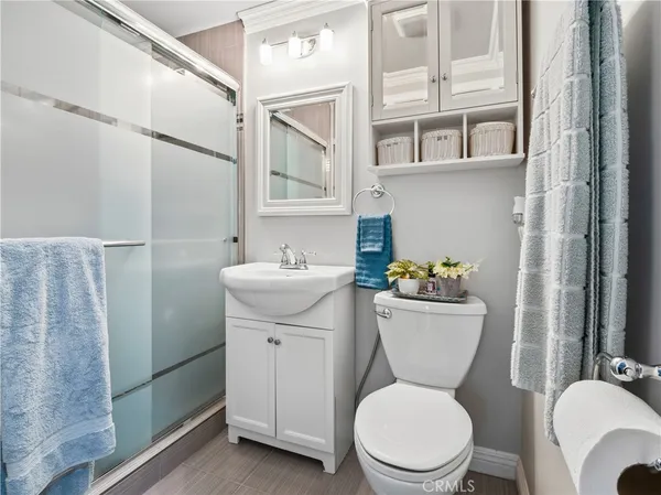 $379,999 | 26835 Avenue Of The Oaks, Unit B, Santa Clarita, CA 91350