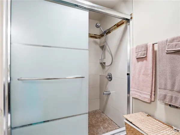 $379,999 | 26835 Avenue Of The Oaks, Unit B, Santa Clarita, CA 91350