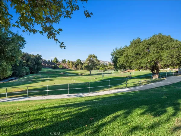 $379,999 | 26835 Avenue Of The Oaks, Unit B, Santa Clarita, CA 91350