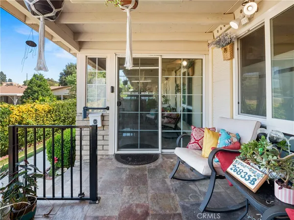 $379,999 | 26835 Avenue Of The Oaks, Unit B, Santa Clarita, CA 91350