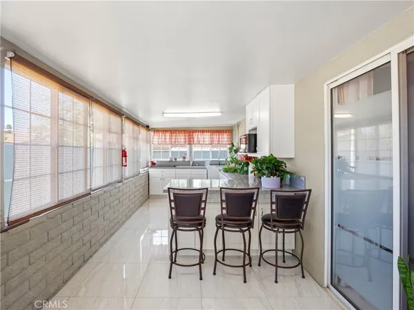 $379,999 | 26835 Avenue Of The Oaks, Unit B, Santa Clarita, CA 91350