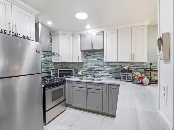 $379,999 | 26835 Avenue Of The Oaks, Unit B, Santa Clarita, CA 91350