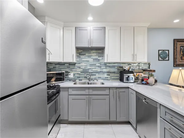 $379,999 | 26835 Avenue Of The Oaks, Unit B, Santa Clarita, CA 91350