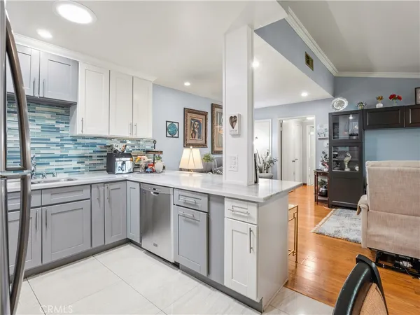 $379,999 | 26835 Avenue Of The Oaks, Unit B, Santa Clarita, CA 91350