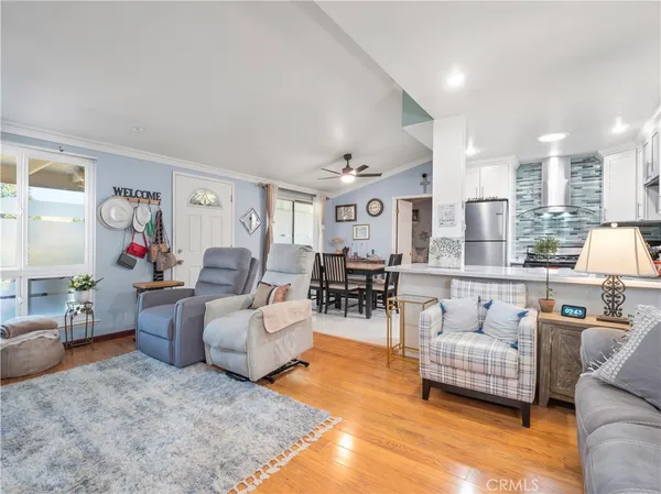 $379,999 | 26835 Avenue Of The Oaks, Unit B, Santa Clarita, CA 91350