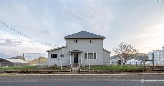 304 East 2nd Street Prescott, WA 99348 - Photo 2 of 24 a front view of a house with a yard