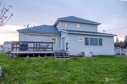 304 East 2nd Street Prescott, WA 99348 - Photo 23 of 24 a front view of a house with a yard