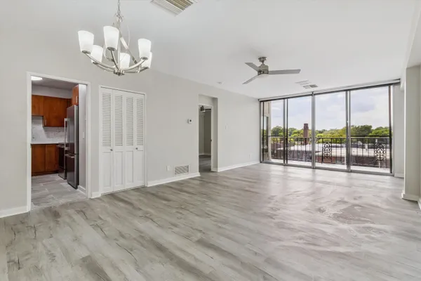 $189,500 | 2195 Poplar Avenue, Unit 405, Memphis, TN 38104