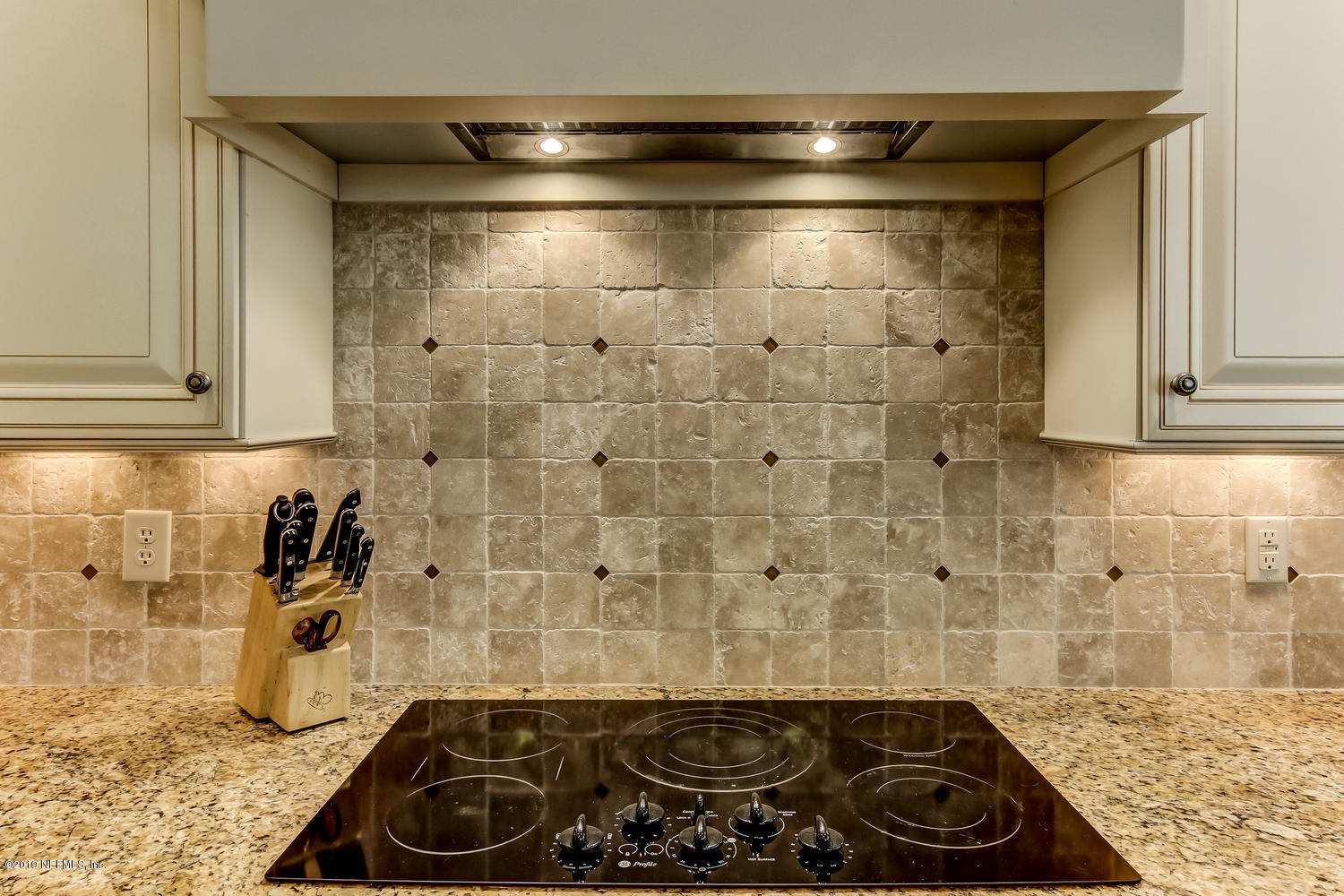 7846 Rittenhouse Lane Jacksonville, FL 32256 - Photo 26 of 85 Glazed Cabinets, Tumble Stone Backsplash