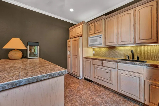 $2,500,000 | 565 Lost Hunters Canyon, China Spring, TX 76633