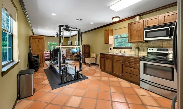 $2,500,000 | 565 Lost Hunters Canyon, China Spring, TX 76633