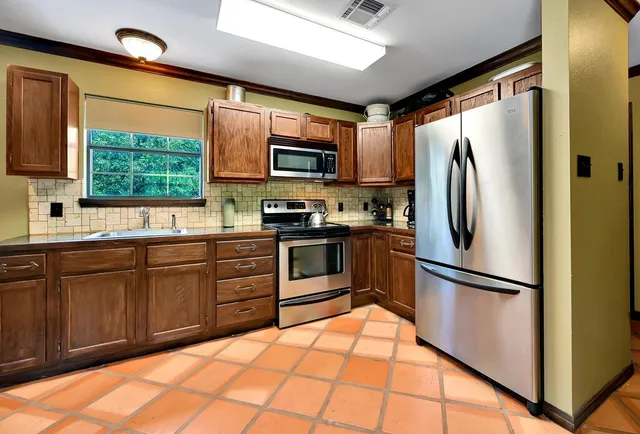 $2,500,000 | 565 Lost Hunters Canyon, China Spring, TX 76633