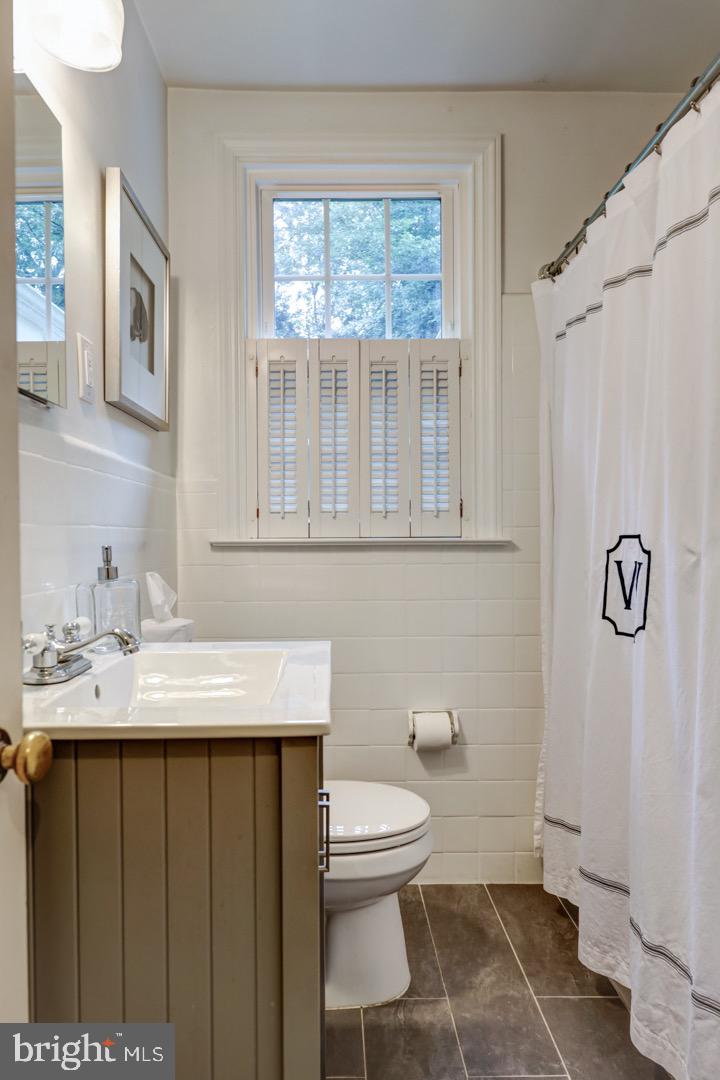 215 Hillcrest Road Wayne, PA 19087 - Photo 18 of 23 First Floor Full Bathroom