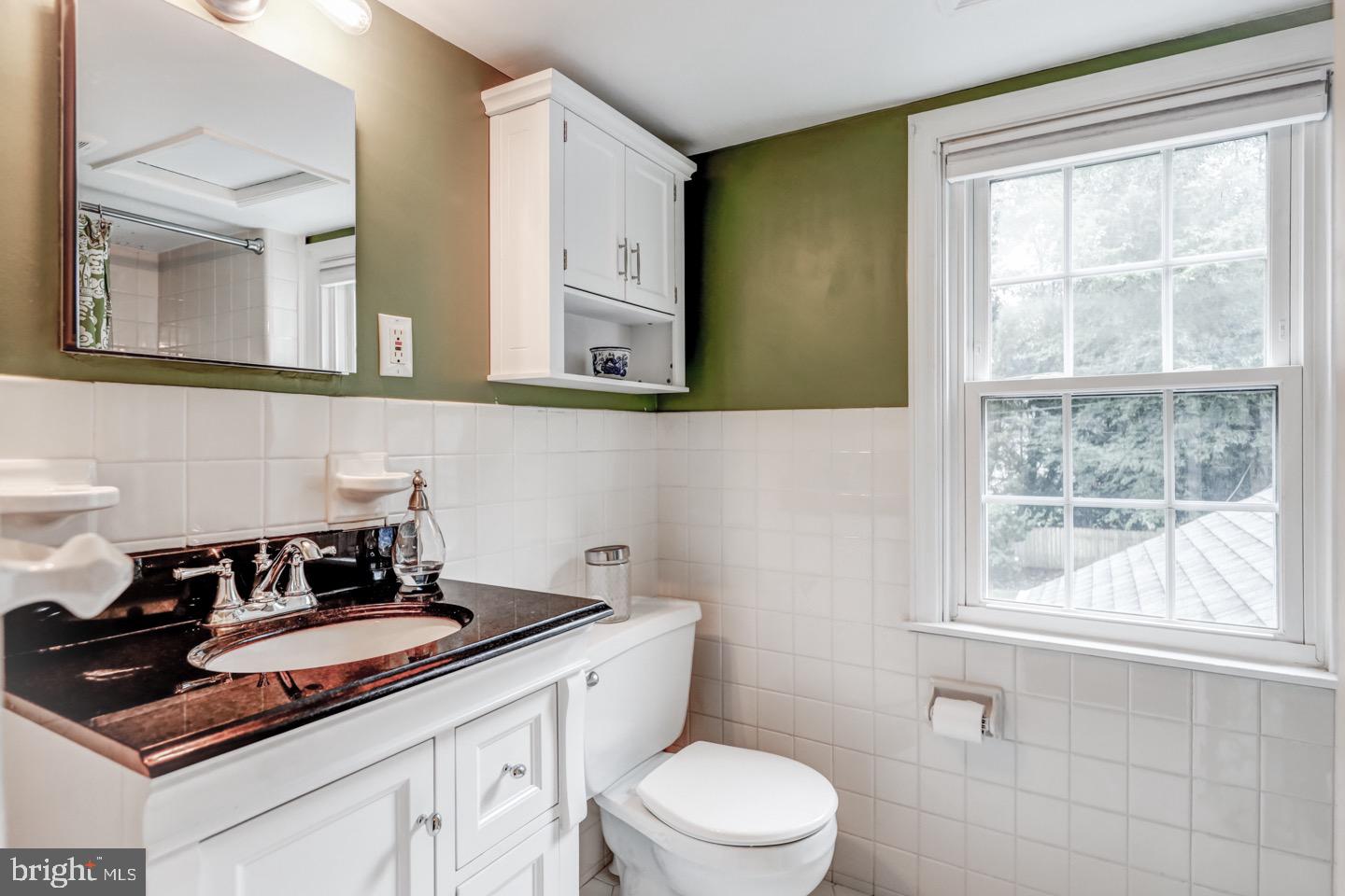 215 Hillcrest Road Wayne, PA 19087 - Photo 21 of 23 Second Floor Full Bathroom