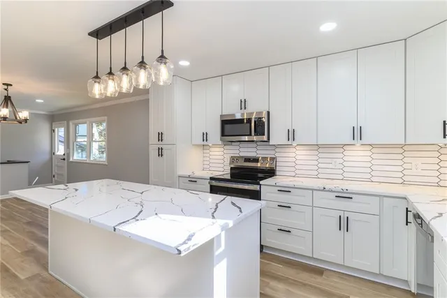 $435,000 | 10235 West 70th Street, Merriam, KS 66203