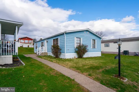 a view of a yard in front of house