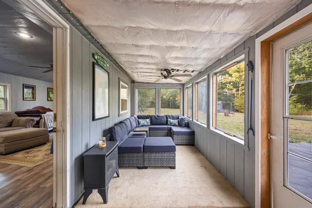 a view of a backyard