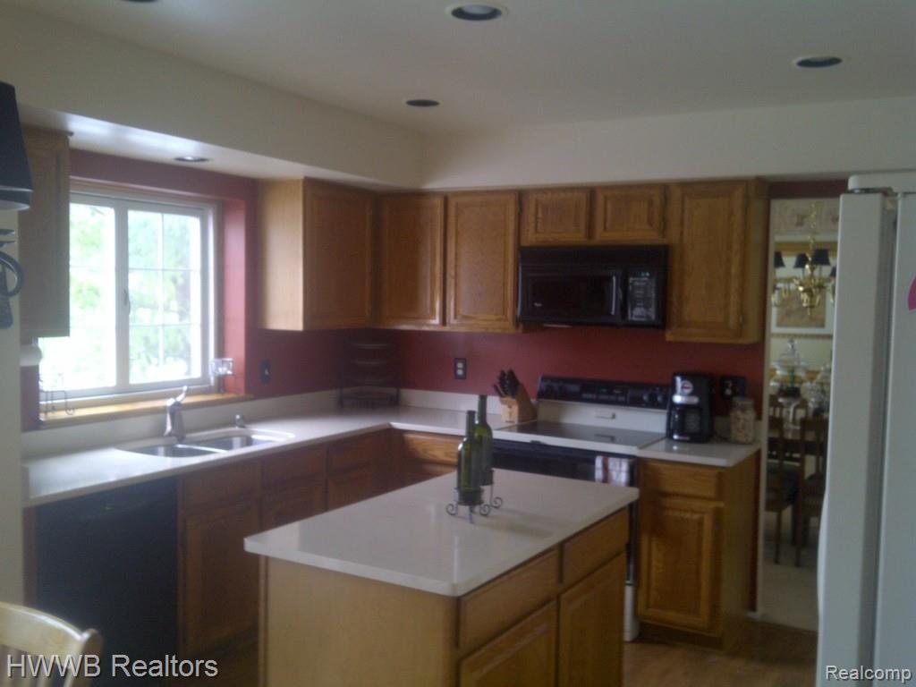 1732 Ridgecrest Rochester, MI 48306 - Photo 9 of 22 Kitchen
