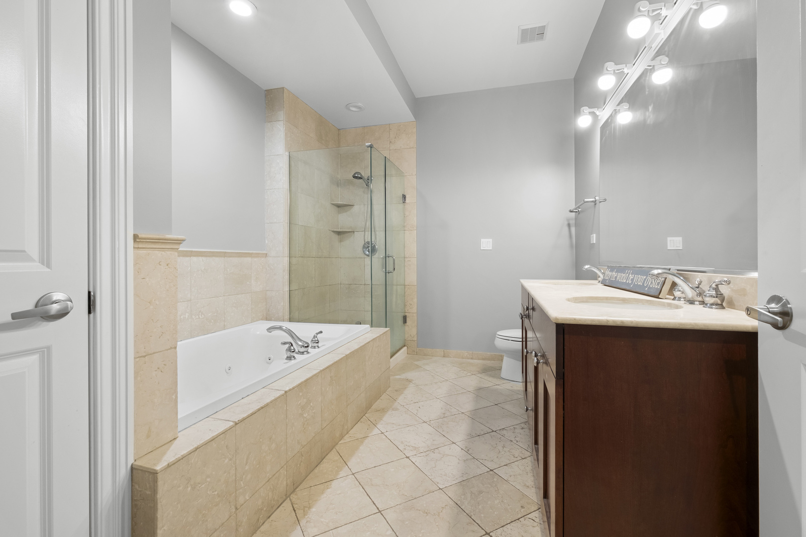 1355 West Washington Boulevard, Unit 4D Chicago, IL 60607 - Photo 29 of 46 a bathroom with a tub a sink and mirror