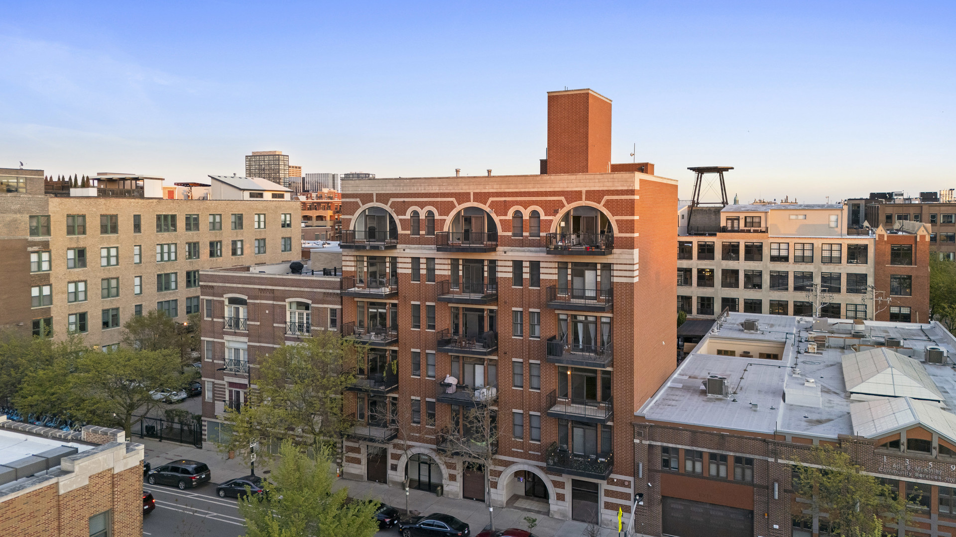 1355 West Washington Boulevard, Unit 4D Chicago, IL 60607 - Photo 3 of 46 a view of a building with a garden