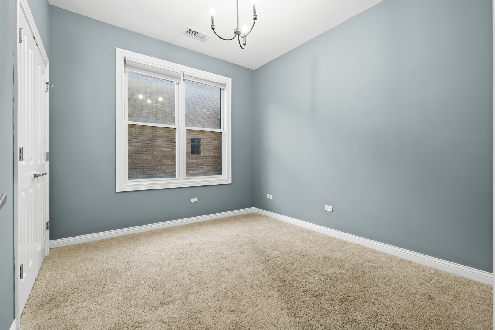1355 West Washington Boulevard, Unit 4D Chicago, IL 60607 - Photo 33 of 46 an empty room with windows