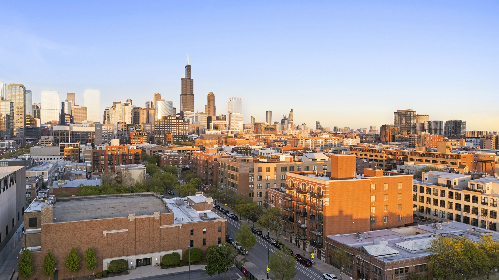 1355 West Washington Boulevard, Unit 4D Chicago, IL 60607 - Photo 5 of 46 a view of a city with tall buildings