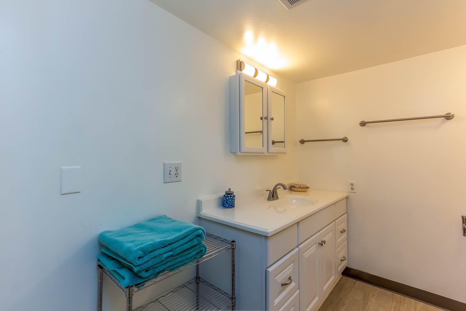 60299 Cinder Butte Road Bend, OR 97702 - Photo 9 of 28 Remodeled Bathroom