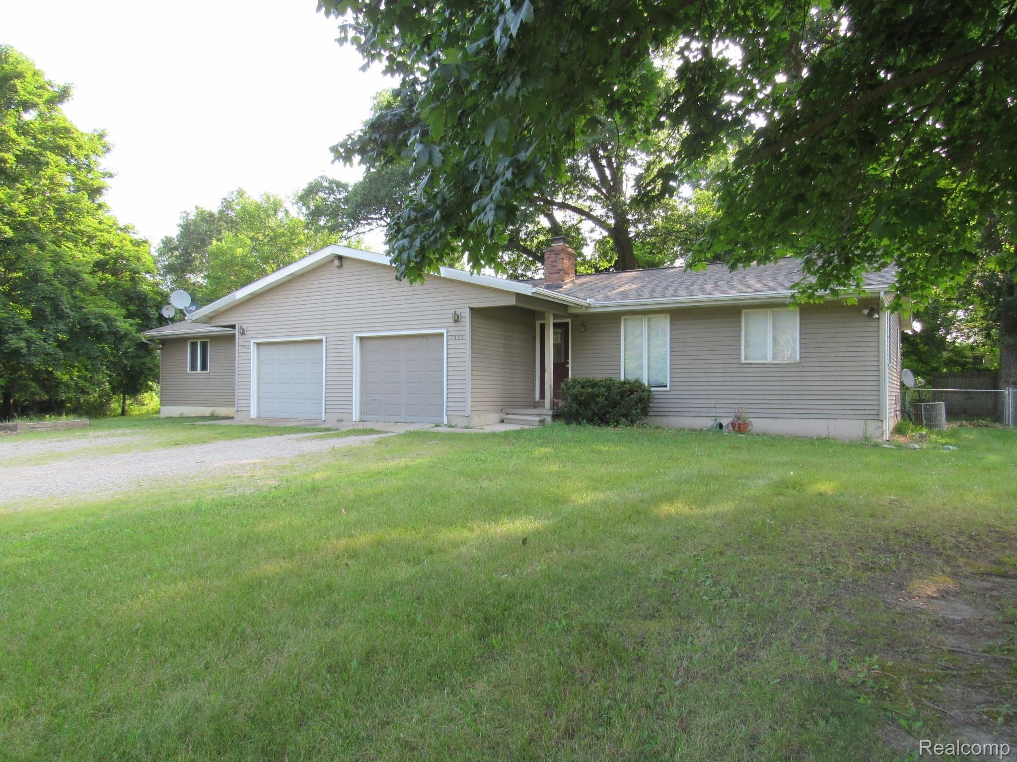 7493 Pinckney Road Pinckney, MI 48169 - Photo 2 of 32 IMG_2809.JPG