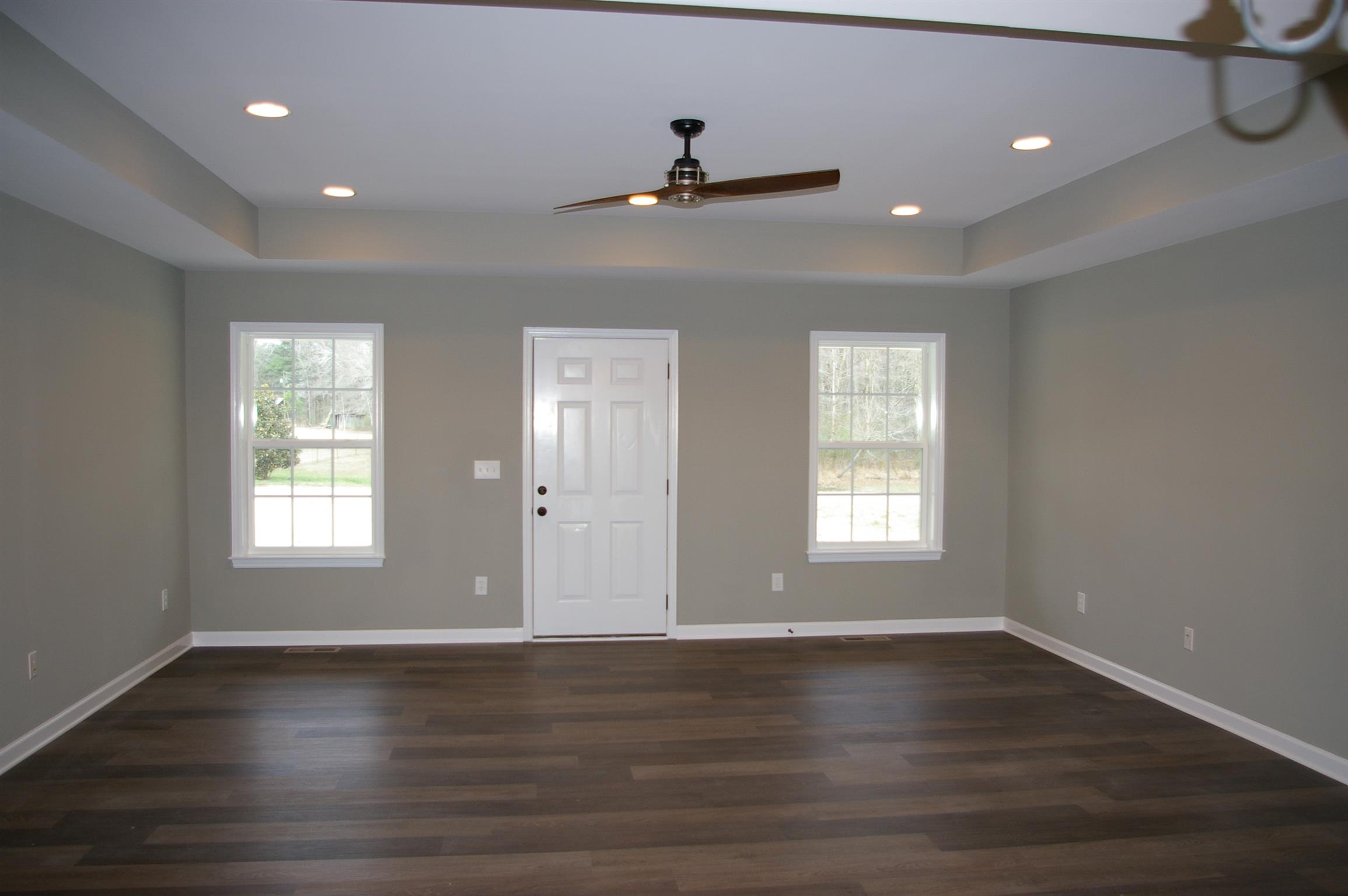 1028 Old Seminary Road Manchester, TN 37355 - Photo 2 of 14 Large Living Room