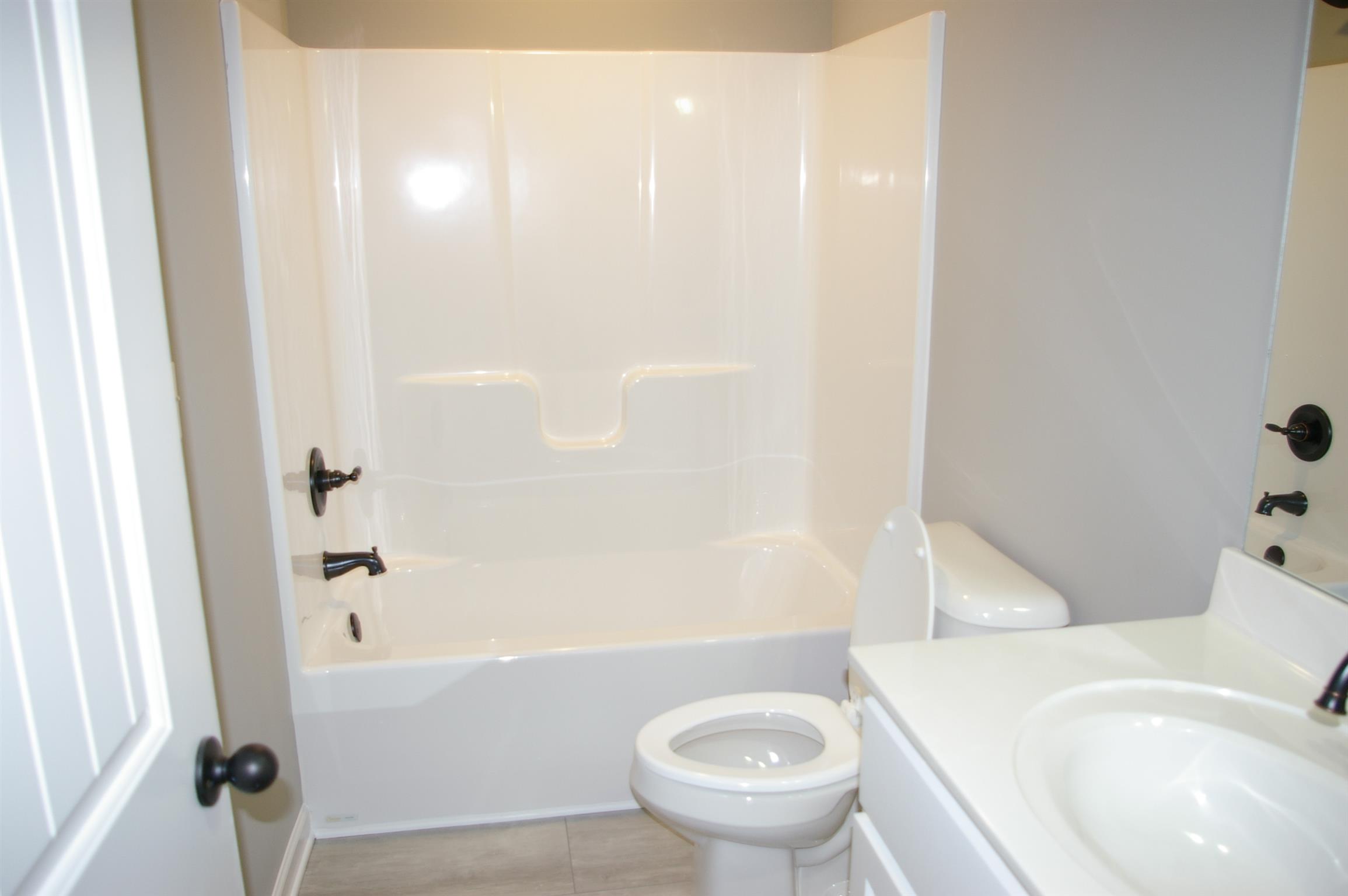 1028 Old Seminary Road Manchester, TN 37355 - Photo 7 of 14 Guest Bath Room