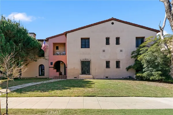 a view of a house with backyard and garden