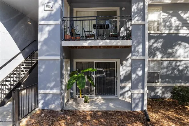 a view of entryway with a yard