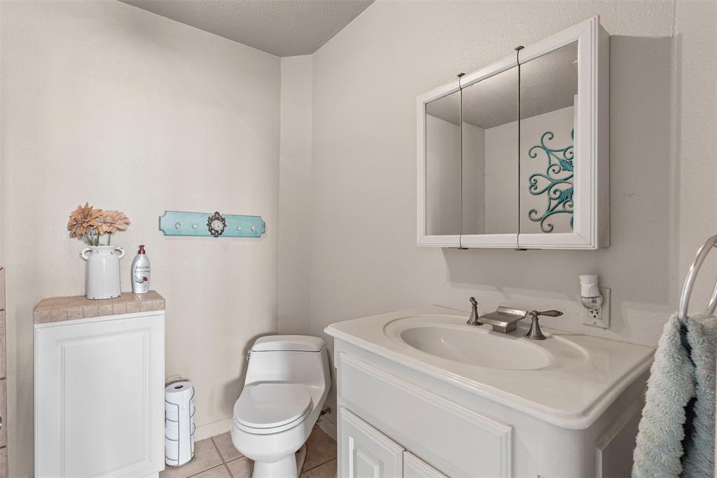 14522 Southwest County Road 4140 Dawson, TX 76639 - Photo 24 of 40 a bathroom with a sink toilet and a mirror