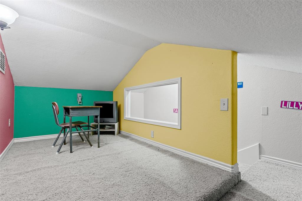 14522 Southwest County Road 4140 Dawson, TX 76639 - Photo 29 of 40 a workspace with furniture and a table